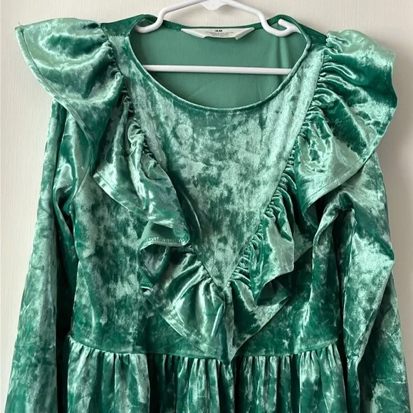 Girls Holiday Christmas velvet dress;comfy! H&M, like new; size 8/10.  Pretty!